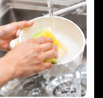 食器を洗ってお手入れしている様子