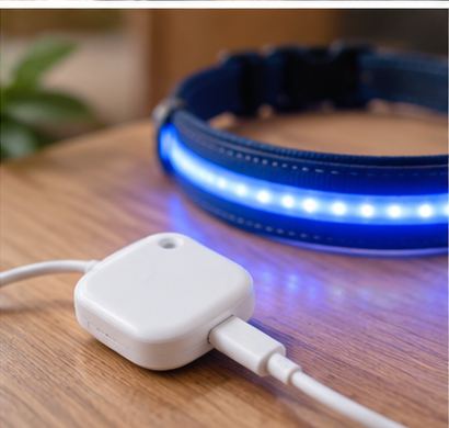USB充電中のスマートタグとLED光る首輪の様子